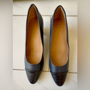 NWOT : Elegant Black Leather Women's Shoes (9.5) Blue